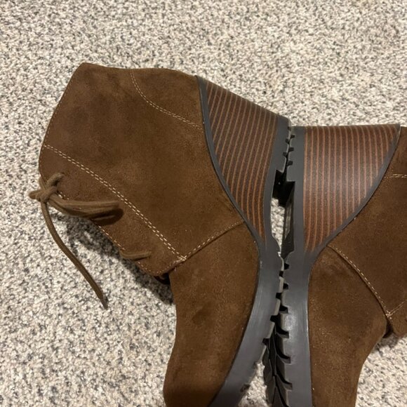 SODA DARK BROWN SUEDE WEDGE BOOTIES SZ 8.5 M - Picture 2 of 6